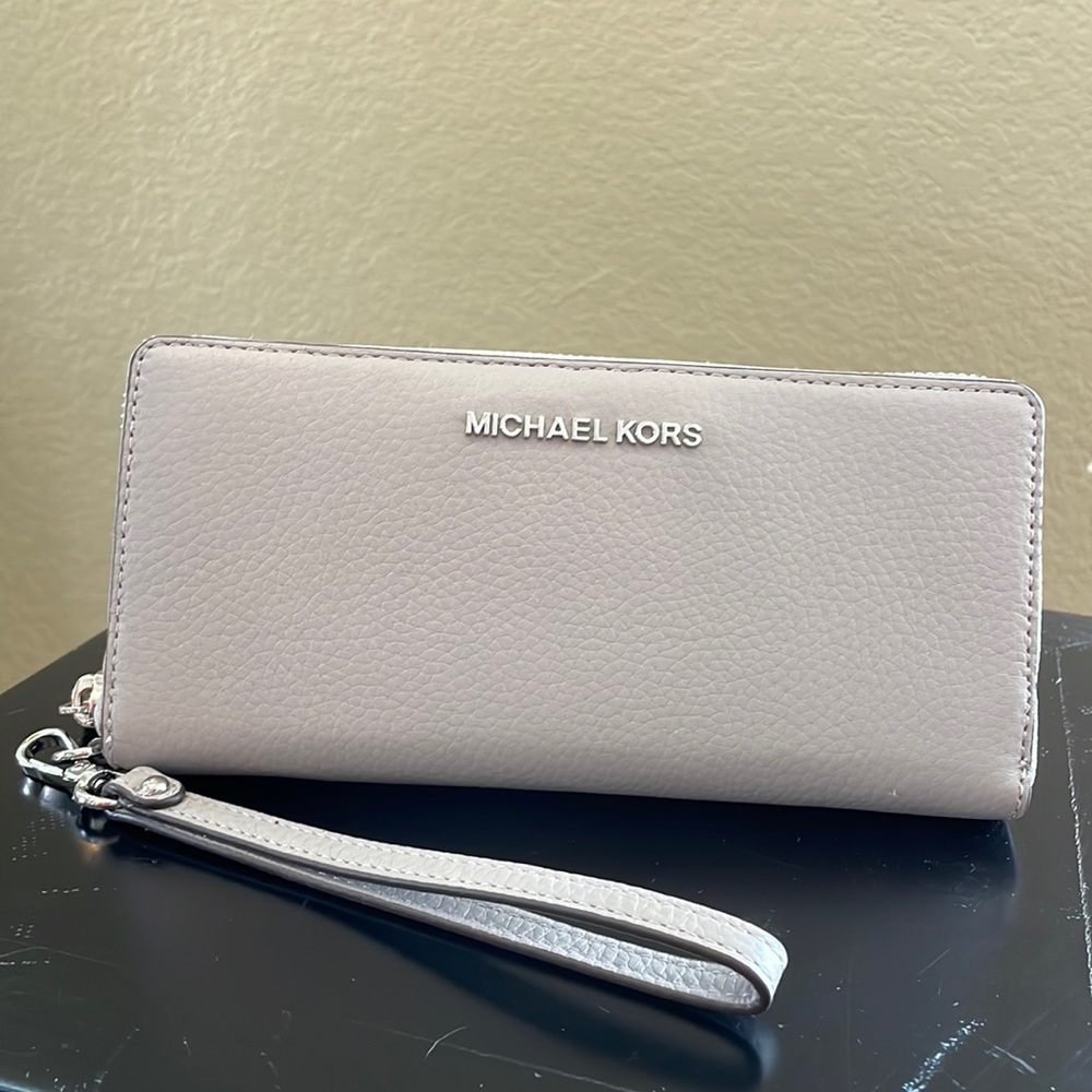 Michael Kors clutch. Jet Set Travel. Pearl Gray leather. Removable strap.